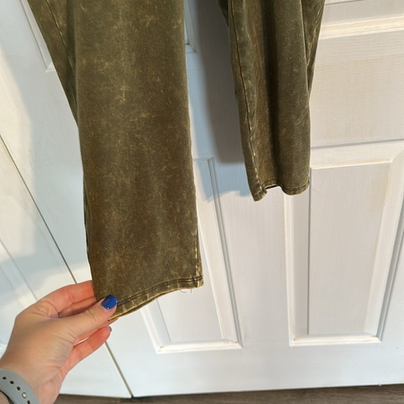 Torrid Size 2 Green Capri Leggings - Picture 2 of 4